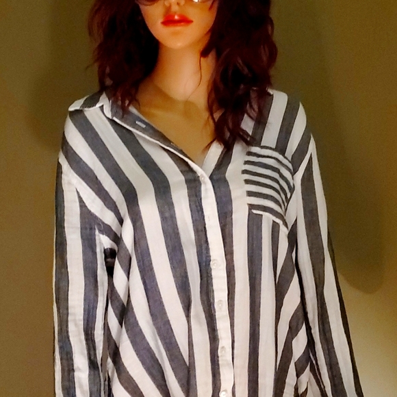 Time true, casual top along  with sexy cat eye sunglasses. No tags but like new - Picture 2 of 4